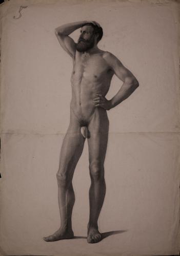 Estudio de modelo masculino desnudo de pie con la mano derecha sobre la cabeza y la izquierda sobre la cadera