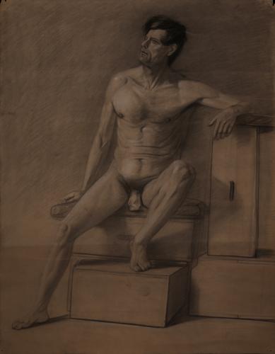Estudio de modelo masculino desnudo sentado de frente mirando a la derecha