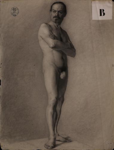 Estudio de modelo masculino desnudo de frente ligeramente girado con los brazos cruzados