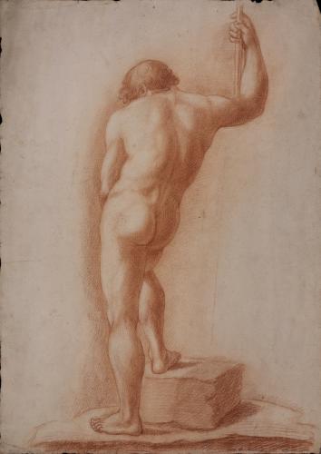 Estudio de modelo masculino desnudo de espaldas con el pie izquierdo sobre un cubo