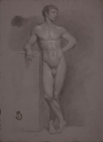 Estudio de modelo masculino desnudo de pie de frente con las piernas cruzadas y la cabeza girada hacia la izquierda