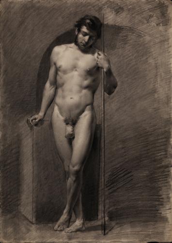 Estudio de modelo masculino desnudo de pie de frente con vara en la mano izquierda y las piernas cruzadas 