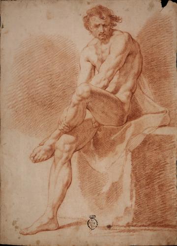 Estudio de modelo masculino sentado de perfil sujetándose la pierna izquierda con la mano derecha