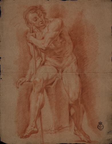 Estudio de modelo masculino desnudo sentado de frente con vara inclinado hacia la derecha