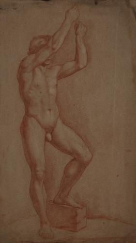 Estudio de modelo masculino desnudo de pie de tres cuartos con los brazos levantados