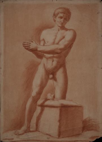Estudio de modelo masculino desnudo de pie de frente con la rodilla sobre un taburete