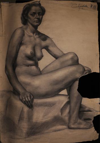 Estudio de modelo femenino desnudo sentado de perfil hacia la derecha