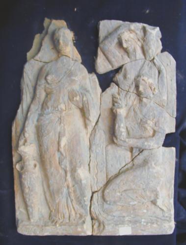 Composición con tres figuras femeninas con vestimentas clásicas y con vasijas en la mano