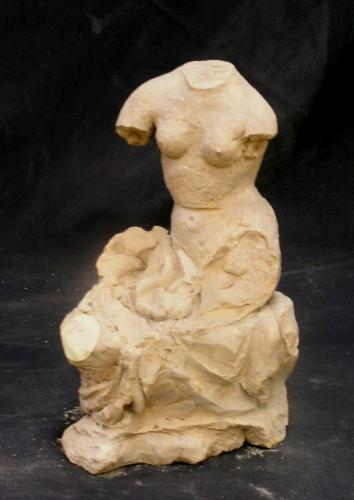 Media figura femenino sentada en un pedestal (sin brazos ni cabeza ni piernas)