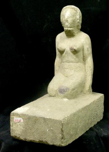Figura de mujer arrodillada sobre un pedestal (boceto)