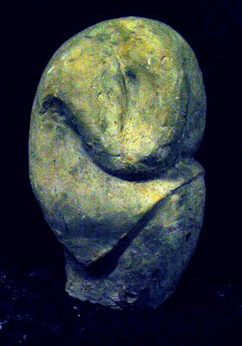 Figura femenina sentada sujetando la cabeza con loas manos