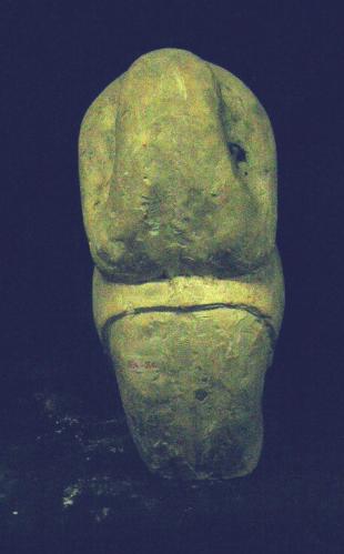 Figura femenina sentada sujetando la cabeza con loas manos