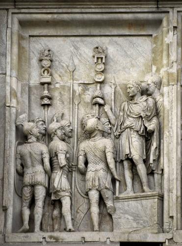 [Bajorrelieves del Arco de Constantino] Adlocutio de Trajano