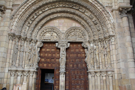 [Portada de la basílica de los santos Vicente, Sabina y Cristeta. Ávila] 