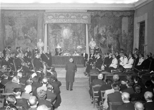 SOTOMAYOR, DIRECTOR DE LA ACADEMIA DE BELLAS ARTES, ENTREGANDO LA MEDALLA DE HONOR DE LA ACADEMIA AL ALCALDE DE CÓRDOBA, CRUZ CONDE.