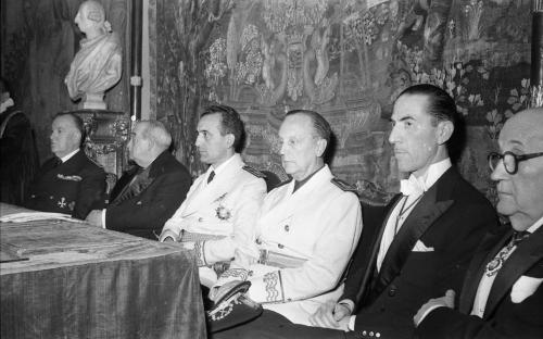 SOTOMAYOR, DIRECTOR DE LA ACADEMIA DE BELLAS ARTES, ENTREGANDO LA MEDALLA DE HONOR DE LA ACADEMIA AL ALCALDE DE CÓRDOBA, CRUZ CONDE.