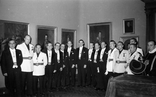 SOTOMAYOR, DIRECTOR DE LA ACADEMIA DE BELLAS ARTES, ENTREGANDO LA MEDALLA DE HONOR DE LA ACADEMIA AL ALCALDE DE CÓRDOBA, CRUZ CONDE.