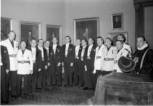 SOTOMAYOR, DIRECTOR DE LA ACADEMIA DE BELLAS ARTES, ENTREGANDO LA MEDALLA DE HONOR DE LA ACADEMIA AL ALCALDE DE CÓRDOBA, CRUZ CONDE.