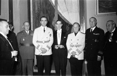 SOTOMAYOR, DIRECTOR DE LA ACADEMIA DE BELLAS ARTES, ENTREGANDO LA MEDALLA DE HONOR DE LA ACADEMIA AL ALCALDE DE CÓRDOBA, CRUZ CONDE.