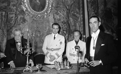 SOTOMAYOR, DIRECTOR DE LA ACADEMIA DE BELLAS ARTES, ENTREGANDO LA MEDALLA DE HONOR DE LA ACADEMIA AL ALCALDE DE CÓRDOBA, CRUZ CONDE.