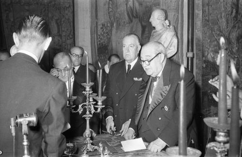 SOTOMAYOR, DIRECTOR DE LA ACADEMIA DE BELLAS ARTES, ENTREGANDO LA MEDALLA DE HONOR DE LA ACADEMIA AL ALCALDE DE CÓRDOBA, CRUZ CONDE.