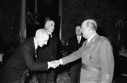 FRANCO CON LA COMISIÓN DE LA REAL ACADEMIA DE BELLAS ARTES. 