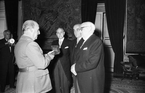 FRANCO CON LA COMISIÓN DE LA REAL ACADEMIA DE BELLAS ARTES. MODESTO LÓPEZ OTERO, CON FRANCO