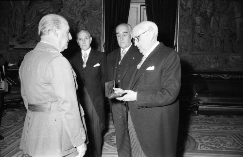 FRANCO CON LA COMISIÓN DE LA REAL ACADEMIA DE BELLAS ARTES. MODESTO LÓPEZ OTERO, CON FRANCO