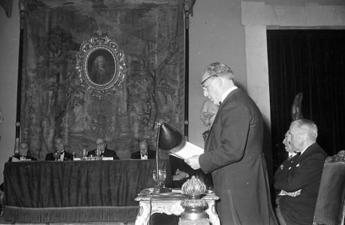 JOSÉ PLANES PEÑALVER, ESCULTOR, TOMANDO POSESIÓN DEL SILLÓN QUE DEJARÁ VACANTE JOSÉ CLARÁ (TAMBIÉN ESCULTOR) EN BELLAS ARTES.