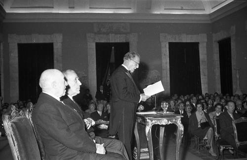 JOSÉ PLANES PEÑALVER, ESCULTOR, TOMANDO POSESIÓN DEL SILLÓN QUE DEJARÁ VACANTE JOSÉ CLARÁ (TAMBIÉN ESCULTOR) EN BELLAS ARTES.