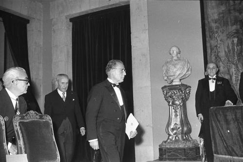 JOSÉ PLANES PEÑALVAR, ESCULTOR, TOMANDO POSESIÓN DEL SILLÓN QUE DEJARÁ VACANTE JOSÉ CLARÁ (TAMBIÉN ESCULTOR) EN BELLAS ARTES.