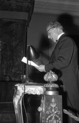 JOSÉ PLANES PEÑALVAR, ESCULTOR, TOMANDO POSESIÓN DEL SILLÓN QUE DEJARÁ VACANTE JOSÉ CLARÁ (TAMBIÉN ESCULTOR) EN BELLAS ARTES.