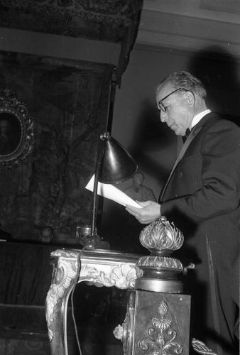 JOSÉ PLANES PEÑALVAR, ESCULTOR, TOMANDO POSESIÓN DEL SILLÓN QUE DEJARÁ VACANTE JOSÉ CLARÁ (TAMBIÉN ESCULTOR) EN BELLAS ARTES.