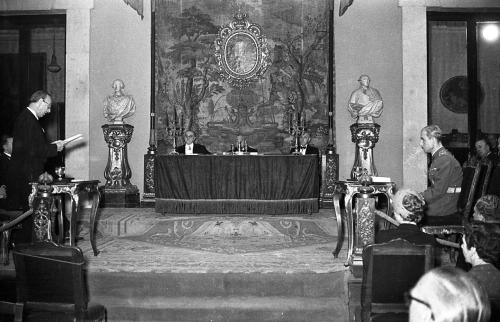 INGRESO EN LA ACADEMIA DE BELLAS ARTES DE OSCAR ESPLA, MÚSICO. LEYENDO SU DISCURSO. CONTESTA JOSÉ EUGENIO BAVIERA Y BORBÓN