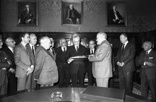 INSTITUTO DE ESPAÑA. ACTO DE LA ANTIGÜEDAD ACADÉMICA A DIEGO ANGULO IÑIGUEZ, DE LA ACADEMIA DE LA HISTORIA Y DE LAS BELLAS ARTES.