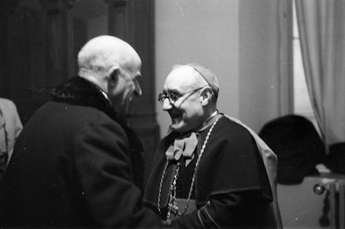 PRIMADO PLA Y DENIEL, CONVERSANDO CON EL CONDE DE ROMANONES EN LA ACADEMIA DE BELLAS ARTES CON MOTIVO DEL IV CENTENARIO DE SAN JUAN DE LA CRUZ. 