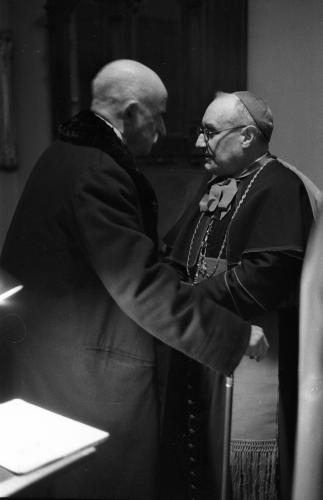 PRIMADO PLA Y DENIEL, CONVERSANDO CON EL CONDE DE ROMANONES EN LA ACADEMIA DE BELLAS ARTES CON MOTIVO DEL IV CENTENARIO DE SAN JUAN DE LA CRUZ. 