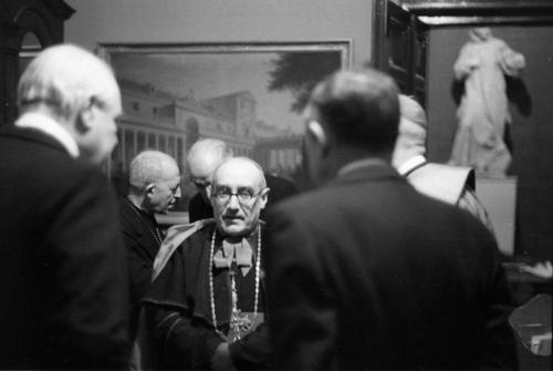 PRIMADO PLA Y DENIEL, CONVERSANDO CON EL CONDE DE ROMANONES EN LA ACADEMIA DE BELLAS ARTES CON MOTIVO DEL IV CENTENARIO DE SAN JUAN DE LA CRUZ. 