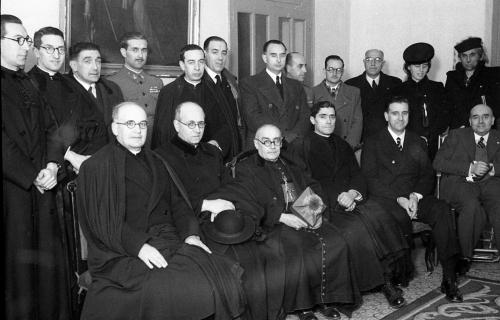 PRIMADO PLA Y DENIEL, CONVERSANDO CON EL CONDE DE ROMANONES EN LA ACADEMIA DE BELLAS ARTES CON MOTIVO DEL IV CENTENARIO DE SAN JUAN DE LA CRUZ. 