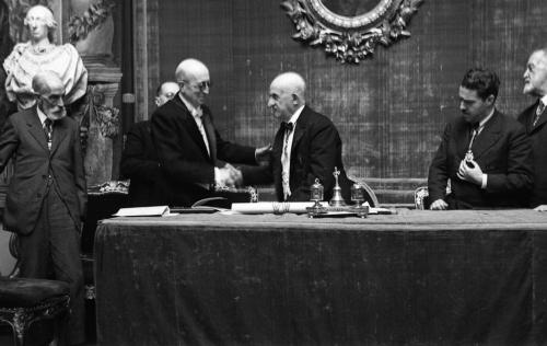 LUIS PÉREZ BUENO LEYENDO UN DISCURSO DE INGRESO COMO ACADÉMICO EN LA ACADEMIA DE BELLAS ARTES. ACOMPAÑADO DE JOSÉ FRANCÉS, QUIEN LE CONTESTÓ