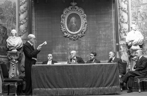 LUIS PÉREZ BUENO LEYENDO UN DISCURSO DE INGRESO COMO ACADÉMICO EN LA ACADEMIA DE BELLAS ARTES. 