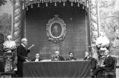 LUIS PÉREZ BUENO LEYENDO UN DISCURSO DE INGRESO COMO ACADÉMICO EN LA ACADEMIA DE BELLAS ARTES. 