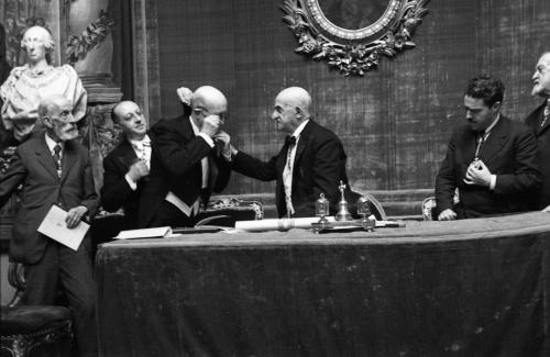 LUIS PÉREZ BUENO RECIBIENDO DEL CONDE DE ROMANONES LA MEDALLA DE ACADÉMICO EN LA ACADEMIA DE BELLAS ARTES. ACOMPAÑADO DE JOSÉ FRANCÉS, QUIEN LE CONTESTÓ