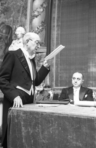 LUIS PÉREZ BUENO LEYENDO SU DISCURSO DE INGRESO COMO ACADÉMICO EN LA ACADEMIA DE BELLAS ARTES. ACOMPAÑADO DE JOSÉ FRANCÉS, QUIEN LE CONTESTÓ