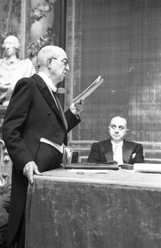 LUIS PÉREZ BUENO LEYENDO SU DISCURSO DE INGRESO COMO ACADÉMICO EN LA ACADEMIA DE BELLAS ARTES. ACOMPAÑADO DE JOSÉ FRANCÉS, QUIEN LE CONTESTÓ