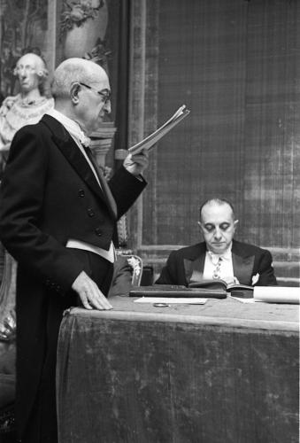 LUIS PÉREZ BUENO LEYENDO SU DISCURSO DE INGRESO COMO ACADÉMICO EN LA ACADEMIA DE BELLAS ARTES. ACOMPAÑADO DE JOSÉ FRANCÉS, QUIEN LE CONTESTÓ