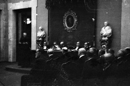 NEMESIO OTAÑO, DIRECTOR DEL CONSERVATORIO DE MÚSICA, DURANTE LA LECTURA DE SU DISCURSO DE INGRESO EN LA ACADEMIA DE BELLAS ARTES