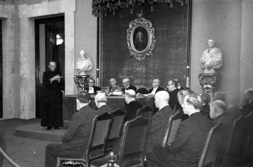 NEMESIO OTAÑO, DIRECTOR DEL CONSERVATORIO DE MÚSICA, DURANTE LA LECTURA DE SU DISCURSO DE INGRESO EN LA ACADEMIA DE BELLAS ARTES