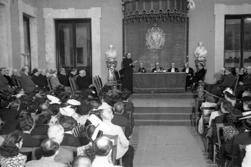 NEMESIO OTAÑO, DIRECTOR DEL CONSERVATORIO DE MÚSICA, DURANTE LA LECTURA DE SU DISCURSO DE INGRESO EN LA ACADEMIA DE BELLAS ARTES