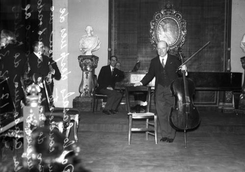 PABLO CASALS, VIOLONCHELISTA,DURANTE Y DESPUÉS DEL CONCIERTO DADO CON MOTIVO DE HABERLE NOMBRADO HONORARIO DE LA ACADEMIA DE BELLAS ARTES